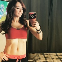 Karena kecantikan dan kerap pamer tubuh seksi di media sosialnya, Carrie dijuluki sebagai nenek paling Glamour se-Inggris.  Foto: dok. Instagram