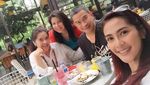 Cantiknya Awet! Ini Potret Maudy Koesnaedi Sedang Mencicip Makanan Enak