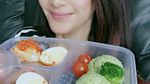 Cantiknya Awet! Ini Potret Maudy Koesnaedi Sedang Mencicip Makanan Enak