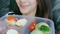 Maudy pernah coba mengurangi konsumsi garam, nasi dan minyak. Ia pun menyantap makanan sehat ini. Ada brokoli dan telur balado yang bikin ngiler. Foto: Instagram maudykoesnaedi