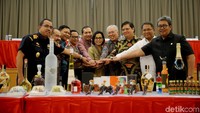 Acara pemusnahan terebut juga dihadiri oleh Panglima TNI Marsekal Hadi Tjahjanto, Ketua Komisi Pemberantasan Korupsi (KPK) Agus Rahardjo, Kepala PPATK Kiagus Ahmad Badaruddin, Dirjen Bea dan Cukai Heru Pambudi, dan lainnya.