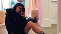 Kylie Jenner memposting foto dengan busana serba hitam di Hari Valentine. Kok hitam sih? Foto: Instagram