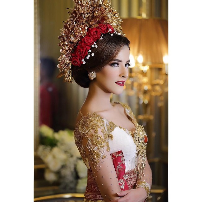 Tasya Farasya dikenal sebagai beauty vlogger yang sudah punya 221 ribu subcribers di Youtube. Keluarganya yang berdarah Arab ini pun sudah cukup populer di kalangan sosialita. Foto: Instagram