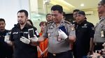 Roro dan Mereka yang Tanpa Masker Kala Kasus Narkobanya Dirilis Polisi