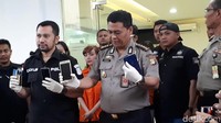 Roro yang biasa tampil glamor kini hanya menatap lesu ketika digelar perkara narkobanya pada hari ini. Tapi ia juga berani memperlihatkan wajahnya tanpa penutup apapun. Foto: Roro Fitria (Desi/detikHOT)