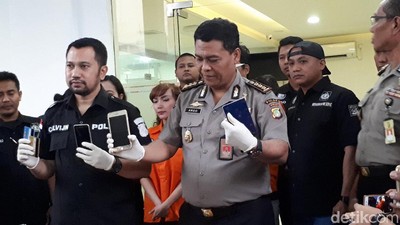 Roro dan Mereka yang Tanpa Masker Kala Kasus Narkobanya Dirilis Polisi