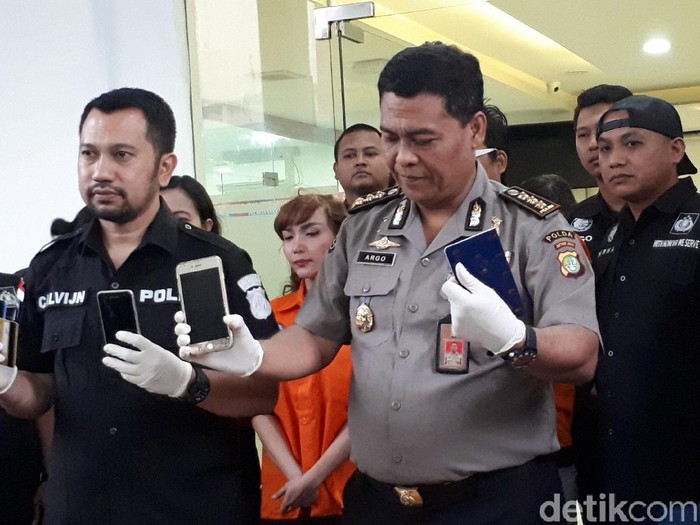 Tanpa Makeup dan Tawa Roro Fitria Tampil Berbaju Orange dan Mata Sembab