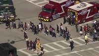 Tayangan televisi setempat menunjukkan murid-murid berlarian keluar gedung saat penembakan terjadi. Penembakan terjadi sesaat sebelum jam pulang sekolah pada Rabu (14/2) waktu setempat. Foto: WSVN.com via REUTERS