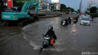 Genangan air ini sempat mencapai setinggi paha orang dewasa atau sekitar 50 sentimeter.