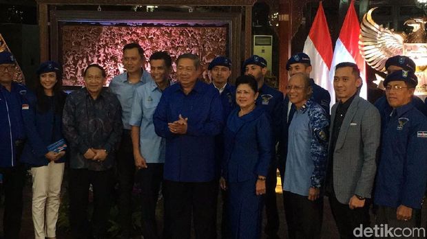 Chris John, Fauzi Baadilah hingga Taufik Hidayat jadi kader Demokrat.