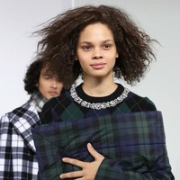 Michael Kors menampilkan koleksi busana terbarunya untuk Fall 2018 di Lincoln Center, New York City, Rabu (14/2/2018). Ada yang menarik dari penampilan para model yang membawakan busananya. Foto: Getty Images