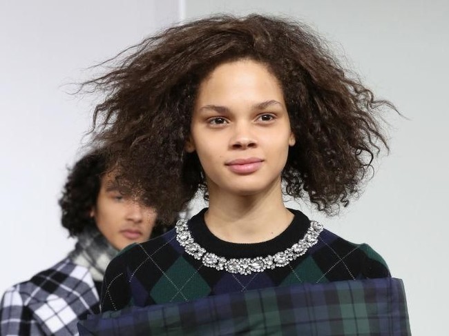 Michael Kors menampilkan koleksi busana terbarunya untuk Fall 2018 di Lincoln Center, New York City, Rabu (14/2/2018). Ada yang menarik dari penampilan para model yang membawakan busananya. Foto: Getty Images