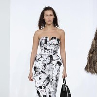 Keberagaman dan individualitas masyarakat Kota New York tergambar dari koleksi busana yang dipadupadankan dengan atraktif. Seperti dress floral yang dipadu jaket aksen bulu, strapless dress bermotif lukisan wajah hingga coat flanel warna kuning terang. Foto: Getty Images