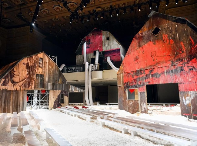 Popcorn tersebut melengkapi tata panggung yang dibuat seperti gudang yang baru terbakar. (Foto: Instagram/Calvin Klein)