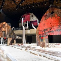 Popcorn tersebut melengkapi tata panggung yang dibuat seperti gudang yang baru terbakar. (Foto: Instagram/Calvin Klein)