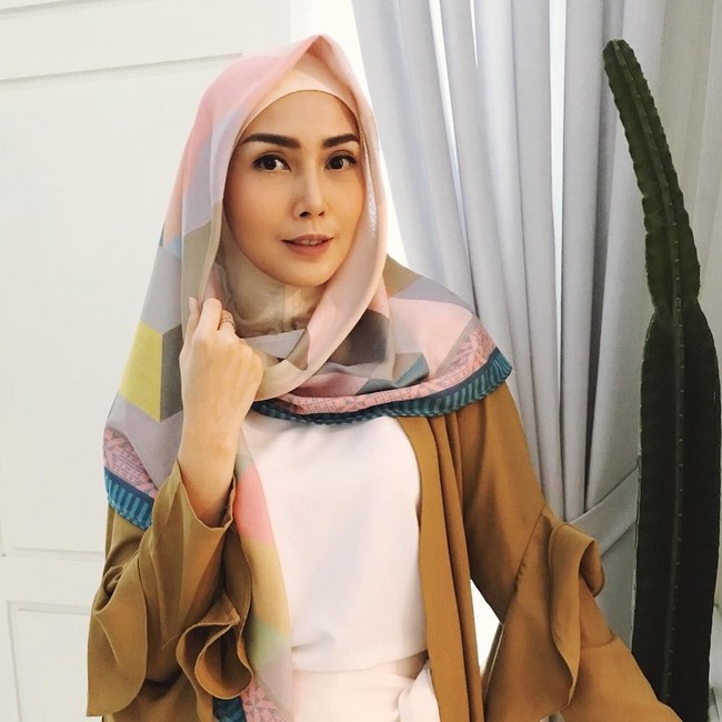 Kini, ia memutuskan untuk berhijrah dan mengubah penampilannya. Ia tampil lebih anggun mengenakan pakaian tertutup dan hijab yang sederhana. Foto: Instagram