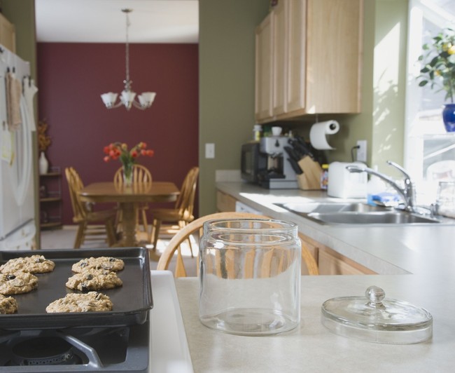 Konsep open kitchen pada restoran pun kini mulai merambah ke rumah. Meja makan yang menyatu pada dapur akan menghemat ruang, mempermudah penyajian makanan dan membuat interaksi antar keluarga lebih intens. Foto: Thinkstock