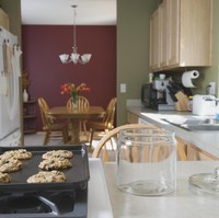 Konsep open kitchen pada restoran pun kini mulai merambah ke rumah. Meja makan yang menyatu pada dapur akan menghemat ruang, mempermudah penyajian makanan dan membuat interaksi antar keluarga lebih intens. Foto: Thinkstock