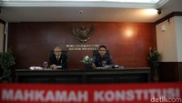 Juru Bicara Mahkamah Konstitusi (MK) Fajar Laksono (kanan) didampingi Kepala Biro Humas dan Protokol Rubiyo menyampaikan keterangan pers mengenai putusan pengujian Undang-Undang MD3 terkait hak angket DPR di Gedung MK, Medan Merdeka Barat, Jakarta, Kamis (15/2/2018).