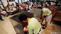 Para siswa mencoblos kertas suara.