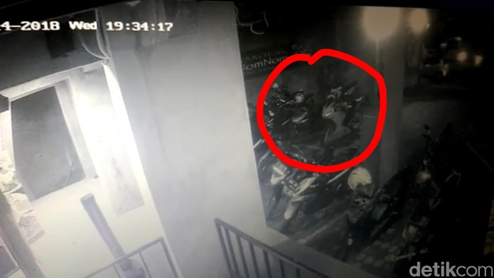 Pencurian Motor Anak Band di Sukabumi Terekam CCTV