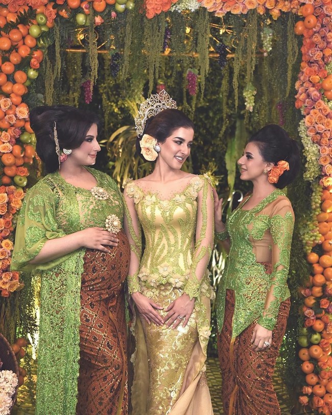 Tasya Farasya dan Ahmad Assegaf resmi menikah pada 18 Februari 2018. Pesta pernikahan keduanya digelar super mewah selama 7 hari 7 malam. Foto: Instagram