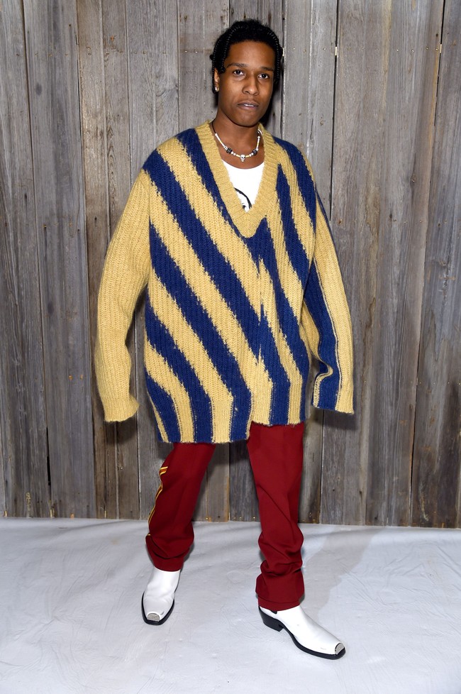 Rapper ASAP Rocky juga tak melewatkan peragaan ini. Ia mencuri perhatian dengan sweater longgar bermotif garis. (Foto: Slaven Vlasic/Getty Images)