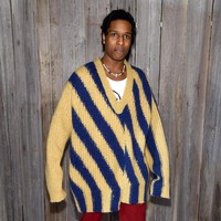 Rapper ASAP Rocky juga tak melewatkan peragaan ini. Ia mencuri perhatian dengan sweater longgar bermotif garis. (Foto: Slaven Vlasic/Getty Images)