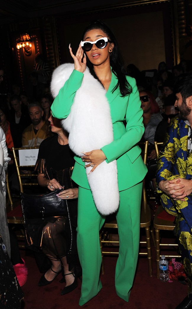 Cardi B dalam setelan blazer hijau. Ia menambahkan sentuhan high fashion dengan aksen bulu sebagai aksesori. Foto: Getty Images