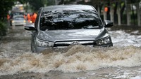 Kendaraan melintasi banjir di Jalan Letjen Suprapto, Cempaka Putih, Jakarta Pusat, Kamis (15/2/2018).