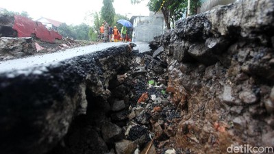 Petugas Tangani Retakan Jalan di Kampung Berlan