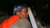 KPK menduga adanya commitment fee awal antara pemberi dengan perantara Rp 4,5 miliar, sedangkan commitment fee antara bupati ke perantara adalah Rp 1,5 miliar.
