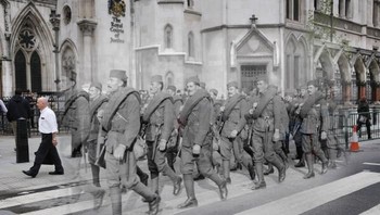 Pasukan Inggris berbaris di kota London di masa Perang Dunia I. Foto: Getty Images