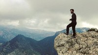 Selain jalan-jalan, dalam liburannya Luqman juga ke pantai, berkuda, memancing, dan hiking. (luqmannieto/Instagram)