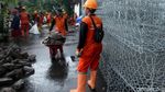 Petugas Tangani Retakan Jalan di Kampung Berlan