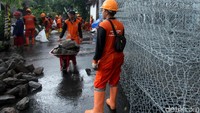 Tampak juga bronjong kawat tengah disiapkan untuk dipasang di dinding turap.
