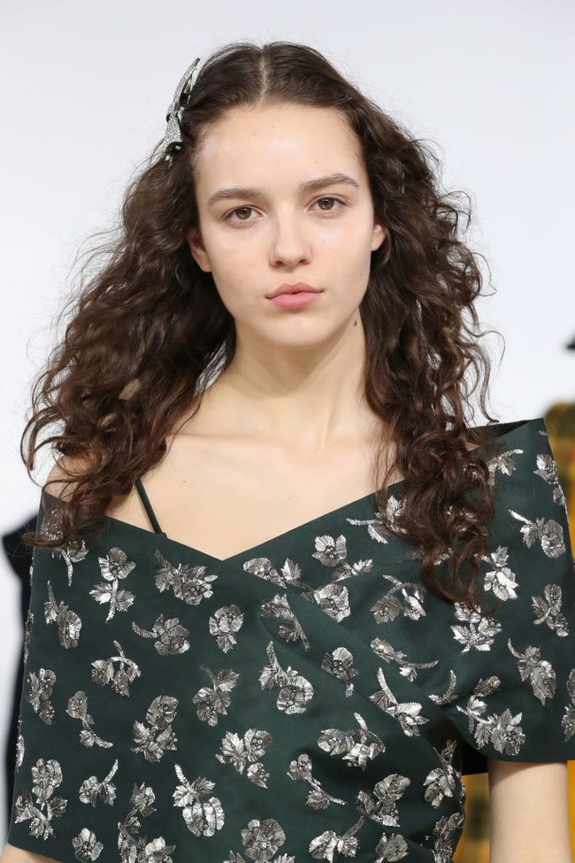 Model-model Michael Kors tampil dengan wajah segar tanpa makeup tebal. Bahkan, beberapa dari mereka terlihat tidak memakai riasan wajah. Foto: Getty Images