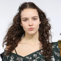 Model-model Michael Kors tampil dengan wajah segar tanpa makeup tebal. Bahkan, beberapa dari mereka terlihat tidak memakai riasan wajah. Foto: Getty Images