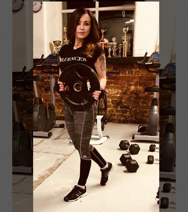 Aku dapat banyak pesan dari penggemar pria. Banyak di antara mereka ingin kencan atau bercinta. Beberapa dari mereka juga ingin menikahiku, ujar Carrie.  Foto: dok. Instagram