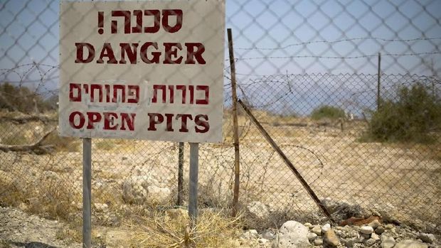 Laut Mati Mulai Kering, Muncul Lubang-lubang Cantik