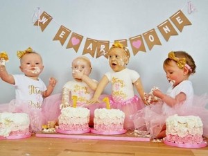 Rayakan Ulang Tahun, Ibu Anak Kembar Ini Bikin Cake Persis Dua Putrinya!