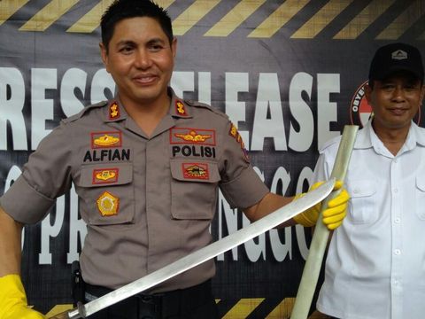 Pedang yang hendak digunakan Lutfianto membunuh polisi