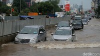 Air masih tergenang hingga pukul 18.00 WIB. Mobil hanya dapat melaju sedikit demi sedikit dan lebih sering berhenti.