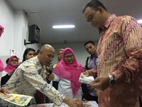 Anies membeli 3 set prangko.