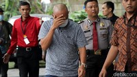 Kemudian, orang ketiga juga seorang laki-laki yang mengenakan kaos abu-abu berkerah. Terakhir, laki-laki berjaket hitam-abu bertuliskan The Beatles di dada kiri, juga ikut masuk.
