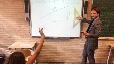 Kenalin Nih, Guru Matematika Tampan yang Suka Traveling