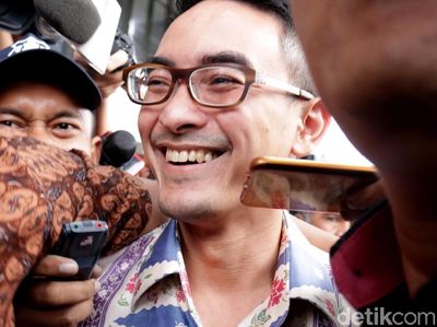 Usai Diperiksa KPK, Zumi Zola Cengengesan Aja