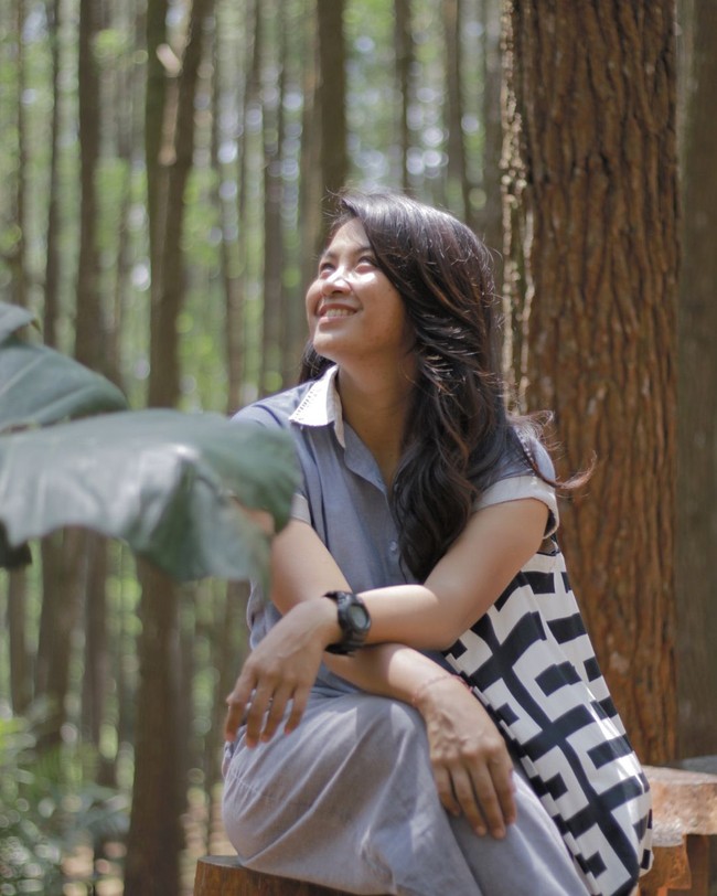 Untuk menunjang aktifitasnya di outdoor, Dinda rutin menjaga kelembaban kulitnya dengan banyak minum air putih dengan asupan makanan yang sehat. Foto: Instagram