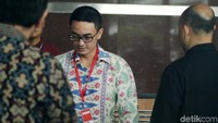 Zumi Zola ditetapkan sebagai tersangka KPK sejak 24 Januari 2018. Dia diduga menerima gratifikasi sebesar Rp 6 miliar terkait proyek-proyek di Jambi.
