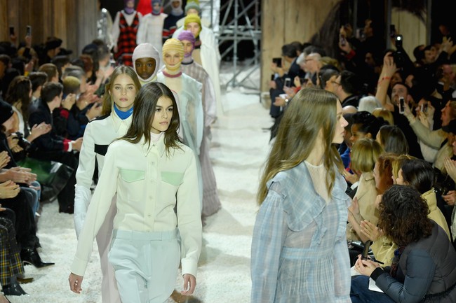 Kemeja koboi yang menjadi signature style Raf untuk Calvin Klein kembali ditampilkan. Kali ini dalam nuansa monokromatik seperti yang dipakai oleh model Kaia Gerber. (Foto: Dimitrios Kambouris/Getty Images)